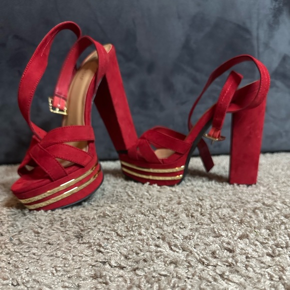 Shoes - Super Cute Red & Gold platform heels